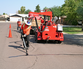 Заливка трещин и примыканий между асфальтом и бетонным бордюром