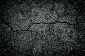 Как устранить трещины в дорожном покрытии ?